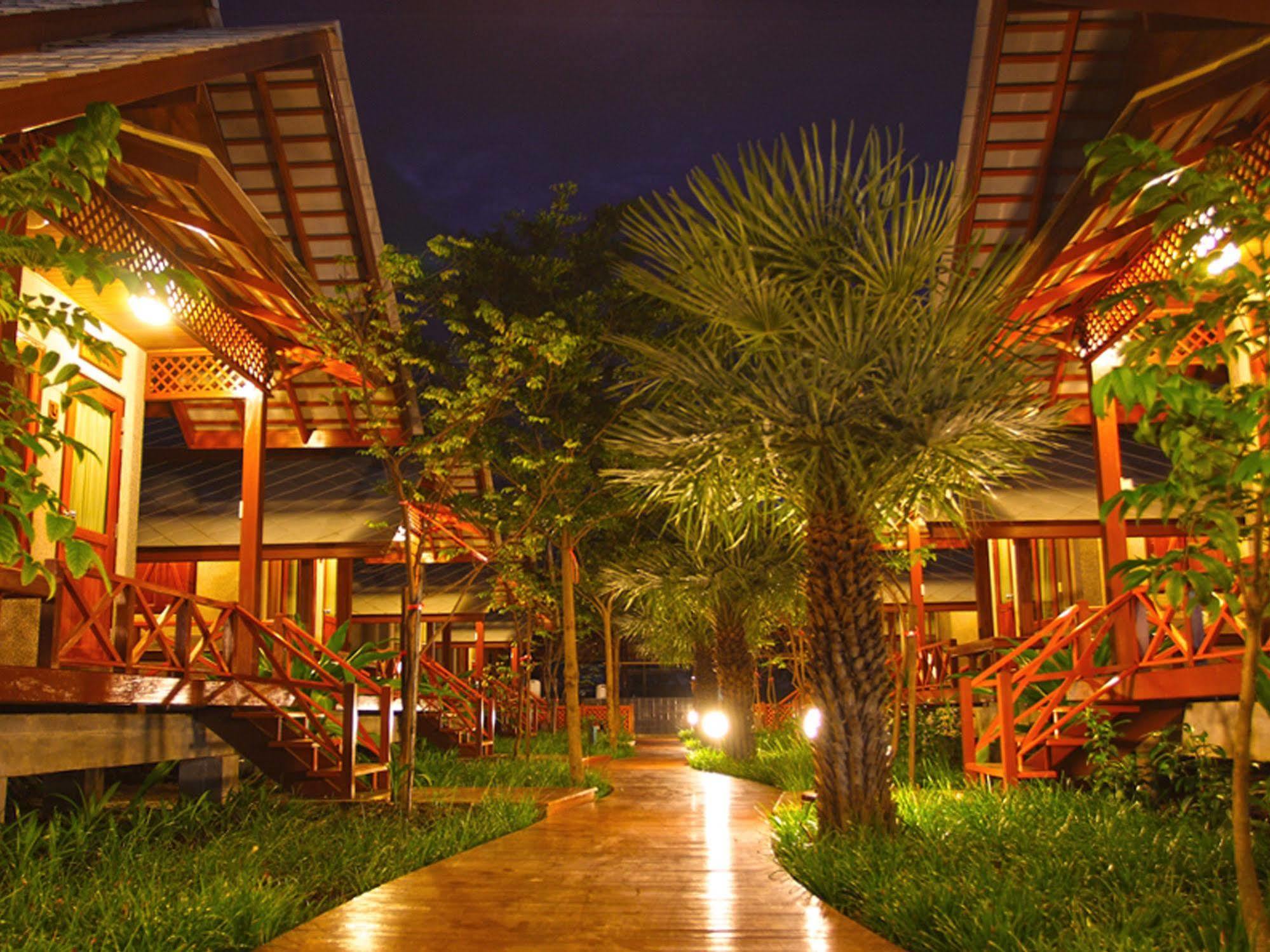 Baan Siriporn Resort - โรงแรมบ้านศิริพร รีสอร์ท Samut Songkhram Exterior foto