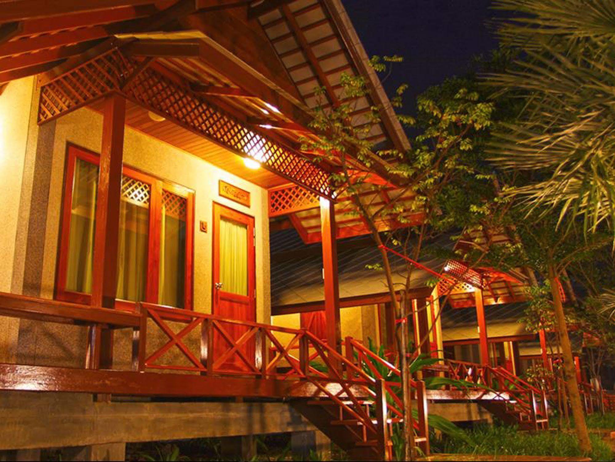 Baan Siriporn Resort - โรงแรมบ้านศิริพร รีสอร์ท Samut Songkhram Exterior foto